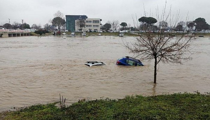 Kocabaş Çayı Taştı; Otoparktaki Araçlar Su Altında Kaldı