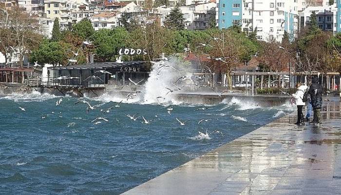 Çanakkale'de Şiddetli Lodos Etkili Oluyor