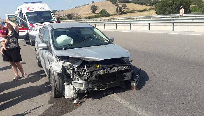 Otomobil Bariyerlere Çarptı: 4 Yaralı