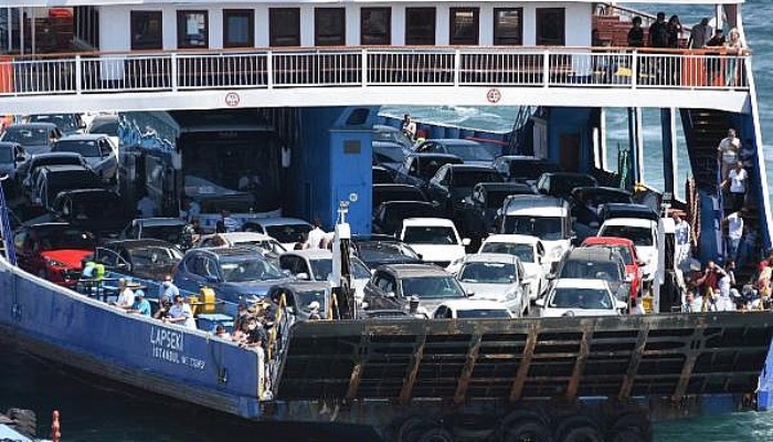 Çanakkale Feribot İskelesinde Tatilcilerin Dönüş Yoğunluğu Sürüyor