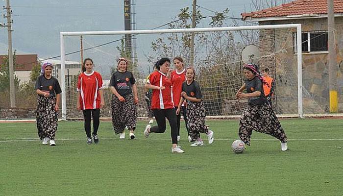 En Renkli Futbol Maçı; Yeşil Sahaya Şalvarlarıyla Çıktılar