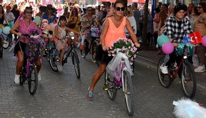 Gelibolu'da İlk Kez 'Süslü Kadınlar Bisiklet Turu' Yapıldı