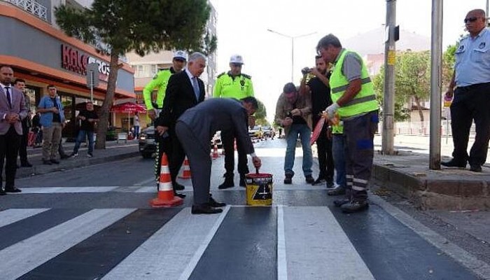 Çanakkale'de Yaya Geçitleri Farkındalık İçin Kırmızıya Boyandı