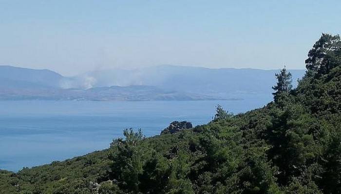 Midilli Adası'ndan Yükselen Dumanlar, Assos Sahilinden Görüldü