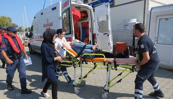 Lastik Botta Fenalaşan Kadın Göçmeni Sahil Güvenlik Ambulansa Götürdü