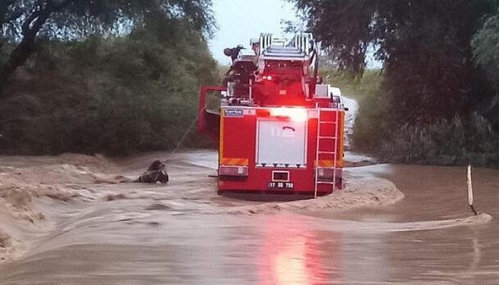 Ezine’de Çay Sularına Kapılan Otomobildeki 2 Kişi Son Anda Kurtarıldı