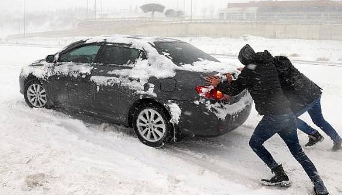 Kar Yağışı Nedeniyle Araçlar Yollarda Kaldı