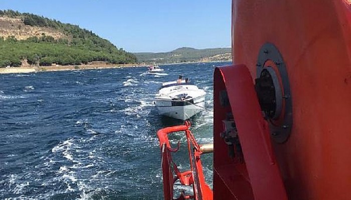 Çanakkale Boğazı’nda Makine Arızasıyla Sürüklenen Tekne Kurtarıldı