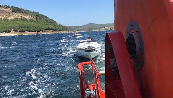 Çanakkale Boğazı’nda Makine Arızasıyla Sürüklenen Tekne Kurtarıldı