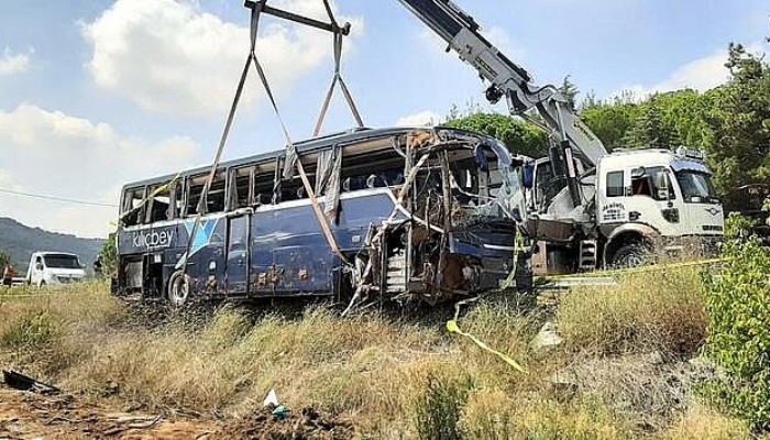 Ezine'de 1 Kişinin Öldüğü 54 Kişinin Yaralandığı Kazada Otobüs Şoförü Tutuklandı