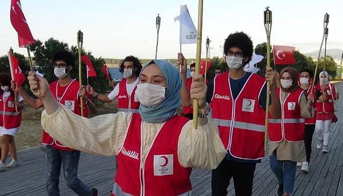 Kızılay Gönüllüleri, 15 Temmuz Şehitleri İçin Saygı Yürüyüşü Yapıp, Demokrasi Nöbeti Tuttu