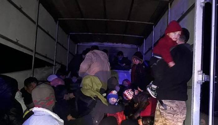 Kamyonet Kasasından 65 Kaçak Göçmen Çıktı