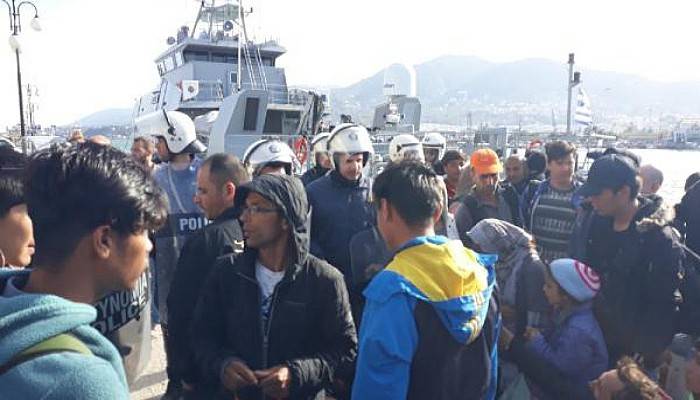 Midilli Adası’nda Göçmenlerle Yunan Polisi Arasında Gerginlik