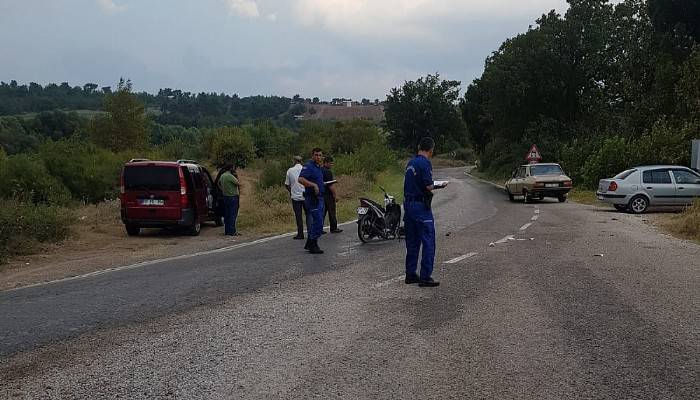 Virajda Motosiklet ile Otomobil Çarpıştı: 1 Yaralı