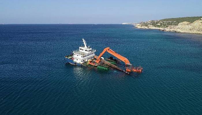 Bozcaada'da Yarı Batık Şekilde Karaya Oturan Gemi İçin Çalışmalar Başladı