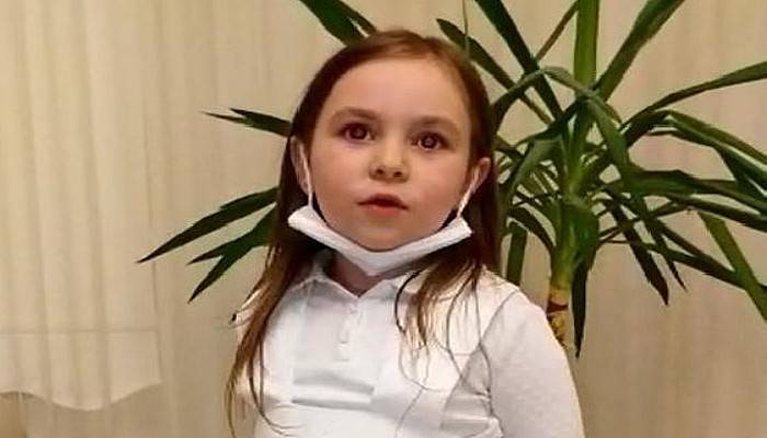 Minik Ece, Hemşire Elbisesiyle Sağlık Çalışanlarına Teşekkür Etti