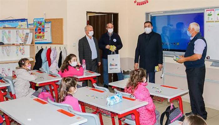 Biga Belediye Başkanı, Çocuklara Kitap Hediye Etti