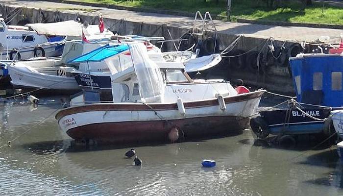 Sarıçay'da Sular Çekildi Tekneler Karaya Oturdu