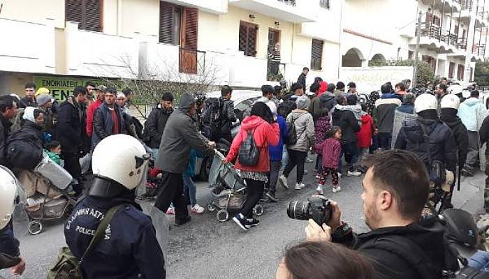 Midilli’de Göçmenlerin Gergin Bekleyişi Sürüyor