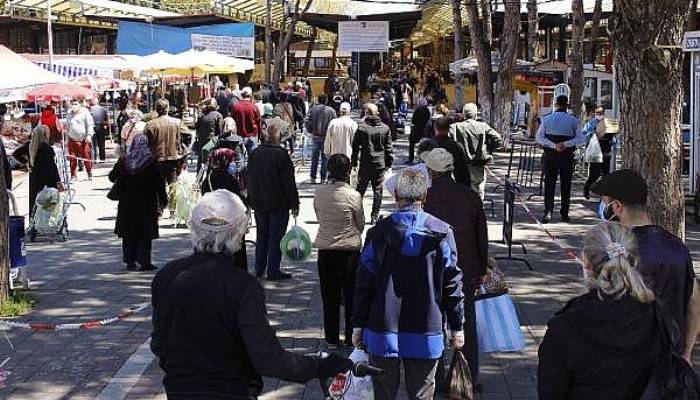 Çanakkale’de Pazar Yerinde Uzun Kuyruklar Oluştu