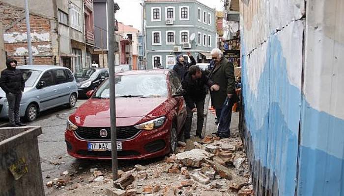 Metruk Binanın Duvarı Otomobilin Üzerine Devrildi 