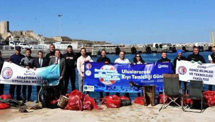 Bozcaada Limanı'nda 30 Dakikada 40 Çuval Çöp Toplandı