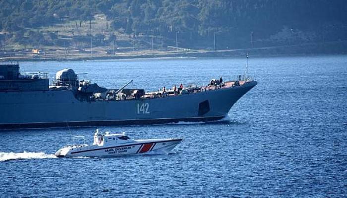 Çanakkale Boğazı'ndan Geçen Rus savaş Gemisine, Sahil Güvenlik'ten Yakın Takip