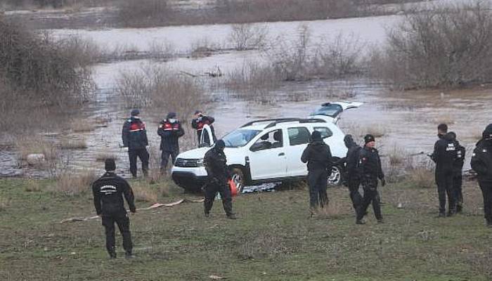 Baraj Suyunda Kaybolan Otomobil Bulundu, Sürücü Kayıp