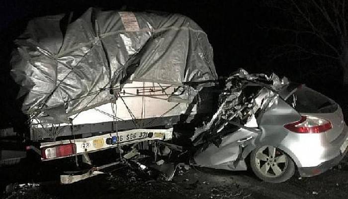 TIR'a Çarpan Otomobilin Sürücüsü Öldü