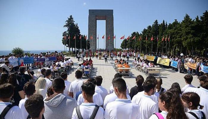 700 Öğrenci, İlk Dersi Şehitler Abidesi'nde Yaptı