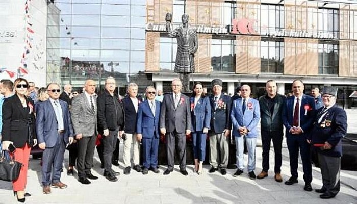 Çanakkale'de Yeni Meydan, Modern Çizgilerle Tasarlanmış Atatürk Heykeline Kavuştu