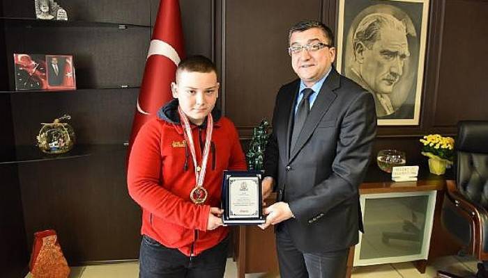 Başkan Öz, Belediyenin Şampiyon Güreşçisini Ödüllendirdi