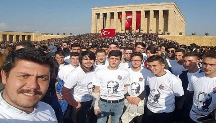 Bayramiçli Gençler Anıtkabir'i Ziyaret Etti