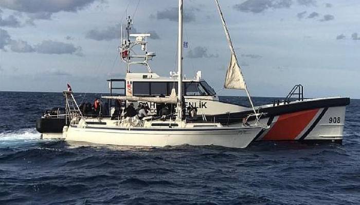 Yelkenli Teknede 37 Kaçak Göçmen ile 2 Organizatör Yakalandı