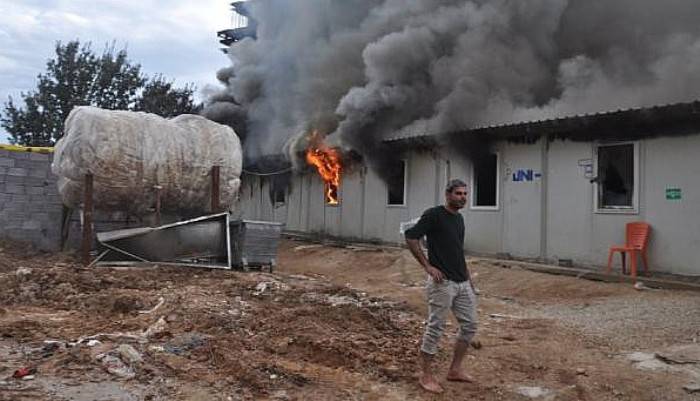 İnşaat İşçilerinin Kaldığı Prefabrik Yatakhaneler Yandı