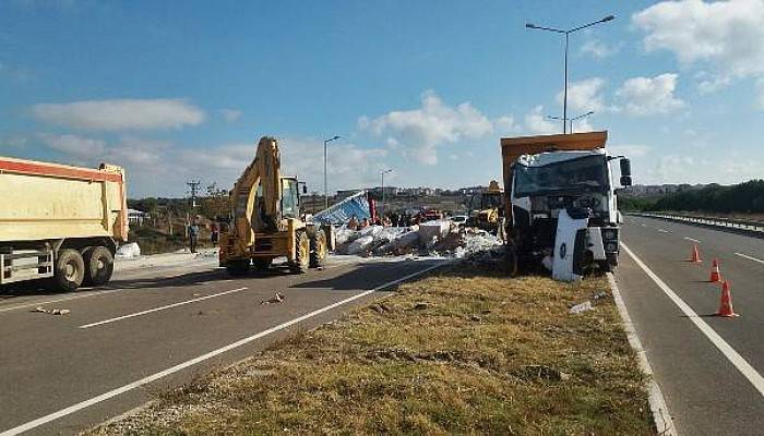 Kamyon TIR'a Arkadan Çaptı: 2 Yaralı