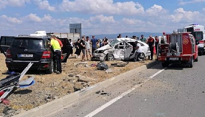 Otomobiller Çarpıştı; Karı Koca Öldü, Çocukları Dahil 5 Yaralı