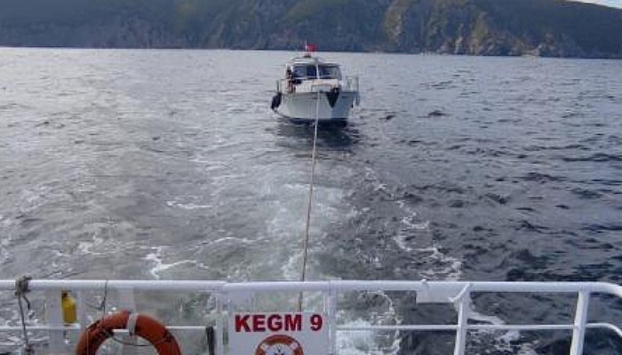 Çanakkale'de Sürüklenen Yat Kurtarıldı