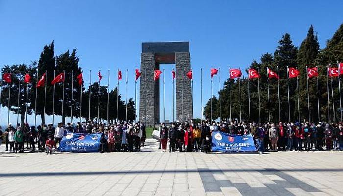 Öğrenciler, 'Yarın Çok Genç Olacak' Projesi Kapsamında Şehitlikleri Ziyaret Etti