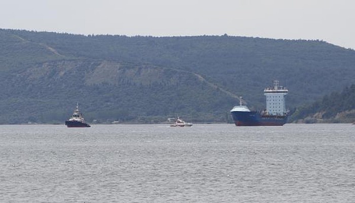 Çanakkale Boğazı’nda Arızalanan Gemi, Plaj Önüne Demirledi