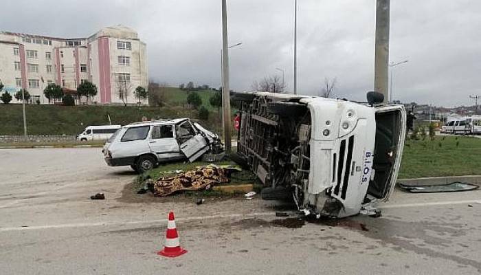 Biga’da Servis Minibüsü İle Otomobil Çarpıştı: 1 Ölü, 4 Yaralı