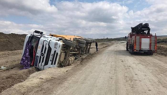 Gelibolu’da Mıcır Yüklü Kamyon Devrildi: 1 Yaralı