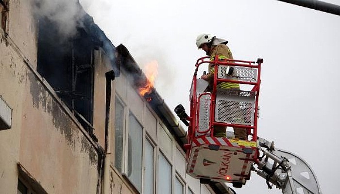 4 Katlı Apartmanın Çatı Katında Çıkan Yangın, Söndürüldü