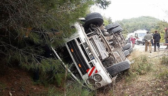 Kamyon Devrildi; Baba Öldü, Oğlu Yaralı