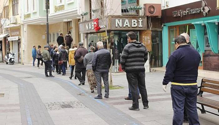 Çanakkale'de Bankalar Önündü Kuyruk Oluştu