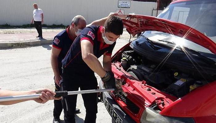 Otomobilin Motorundan Çıkarılan Kedi, İtfaiye Aracının Motoruna Girdi