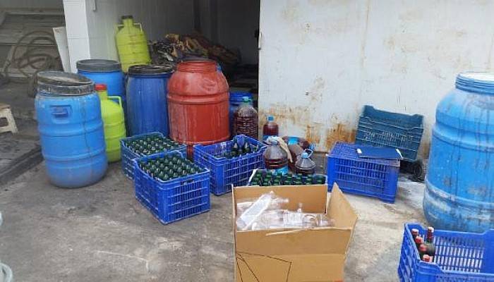 Ezine'de 2 Bin 375 Litre Kaçak Şarap Ele Geçirildi