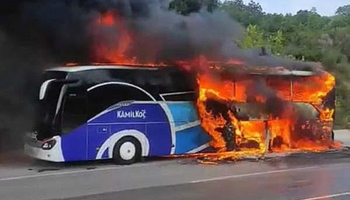 Motoru Tutuşan Yolcu Otobüsü Kül Oldu, Alevler Ormana Sıçradı