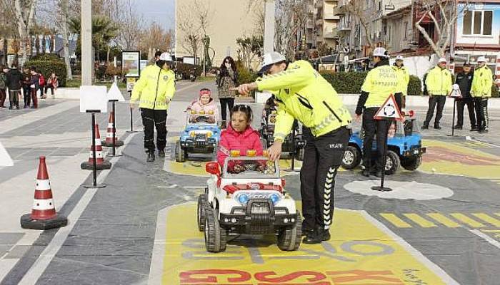 Çanakkaleli Öğrencilere, Mobil Trafik Eğitim TIR'ında Eğitim