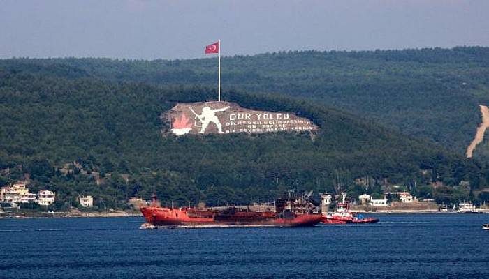 Kerç Boğazı'ndaki Yangında Zarar Gören Gemi, Çanakkale Boğazı'ndan Geçirildi